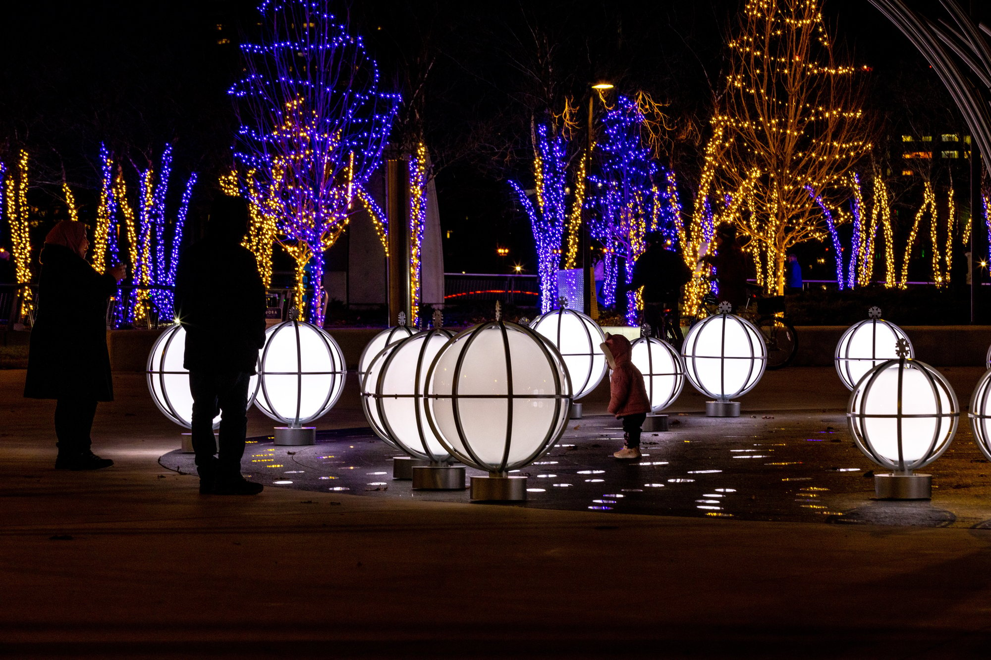 CS_SciotoMile_IlluminatedGlobes_091